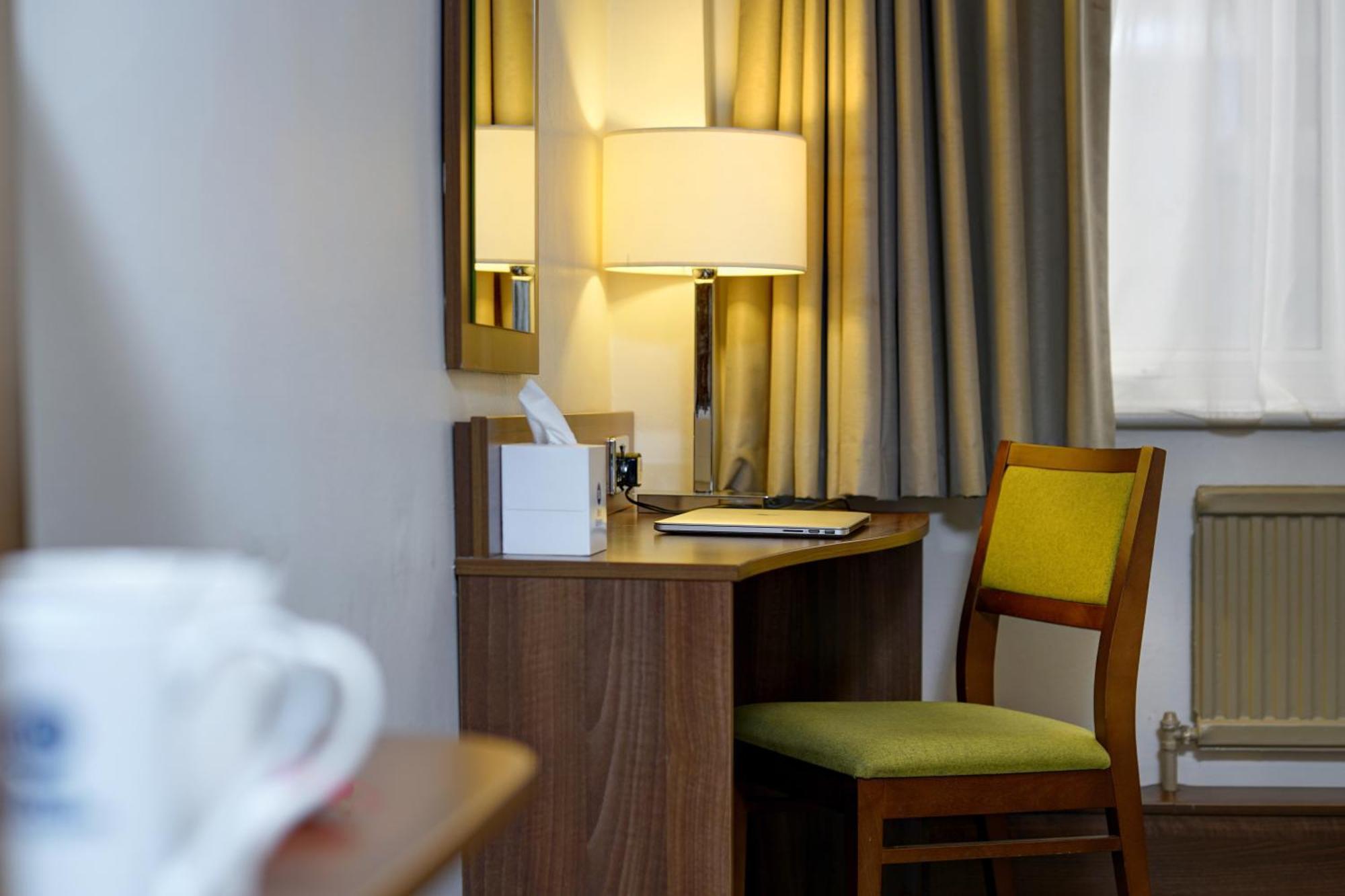Cresta Court Hotel Altrincham Esterno foto